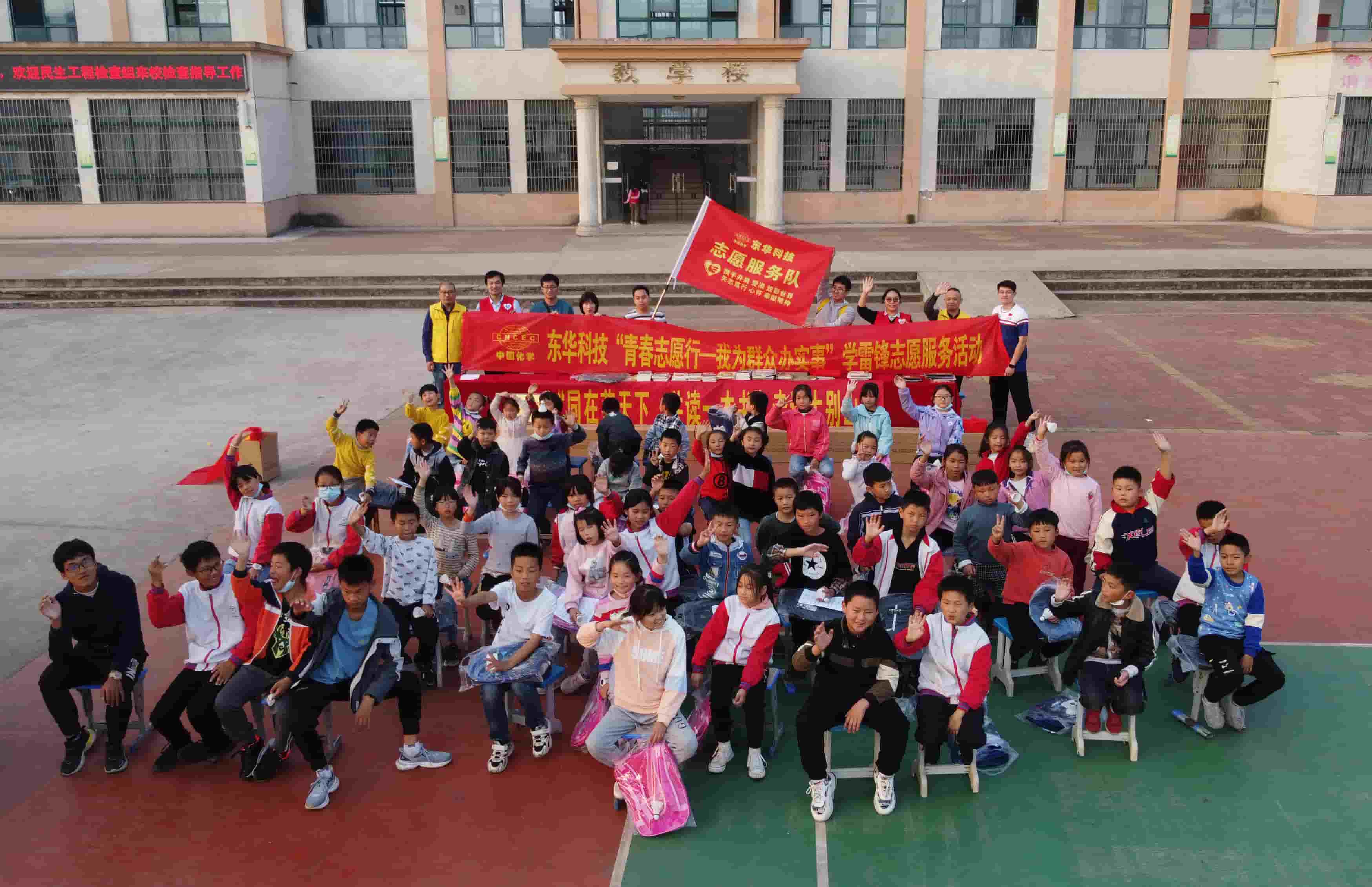 1720598672516 2021年11月5日,藍(lán)鴿志愿服務(wù)隊(duì)攜手安徽向日葵公益助學(xué)服務(wù)中心到大別山區(qū)開(kāi)展公益助學(xué)活動(dòng)(2)