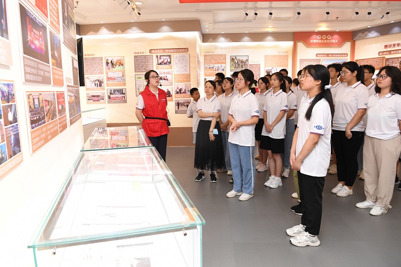 1720598677765 2022年8月13-14日,組織20余名革命老區(qū)優(yōu)秀中學(xué)生,走進(jìn)東華科技開(kāi)展“致敬時(shí)代楷模,爭(zhēng)當(dāng)國(guó)之棟梁”的研學(xué)活動(dòng),同時(shí)前往安徽名人館、安徽創(chuàng)新館參觀學(xué)習(xí)(1)