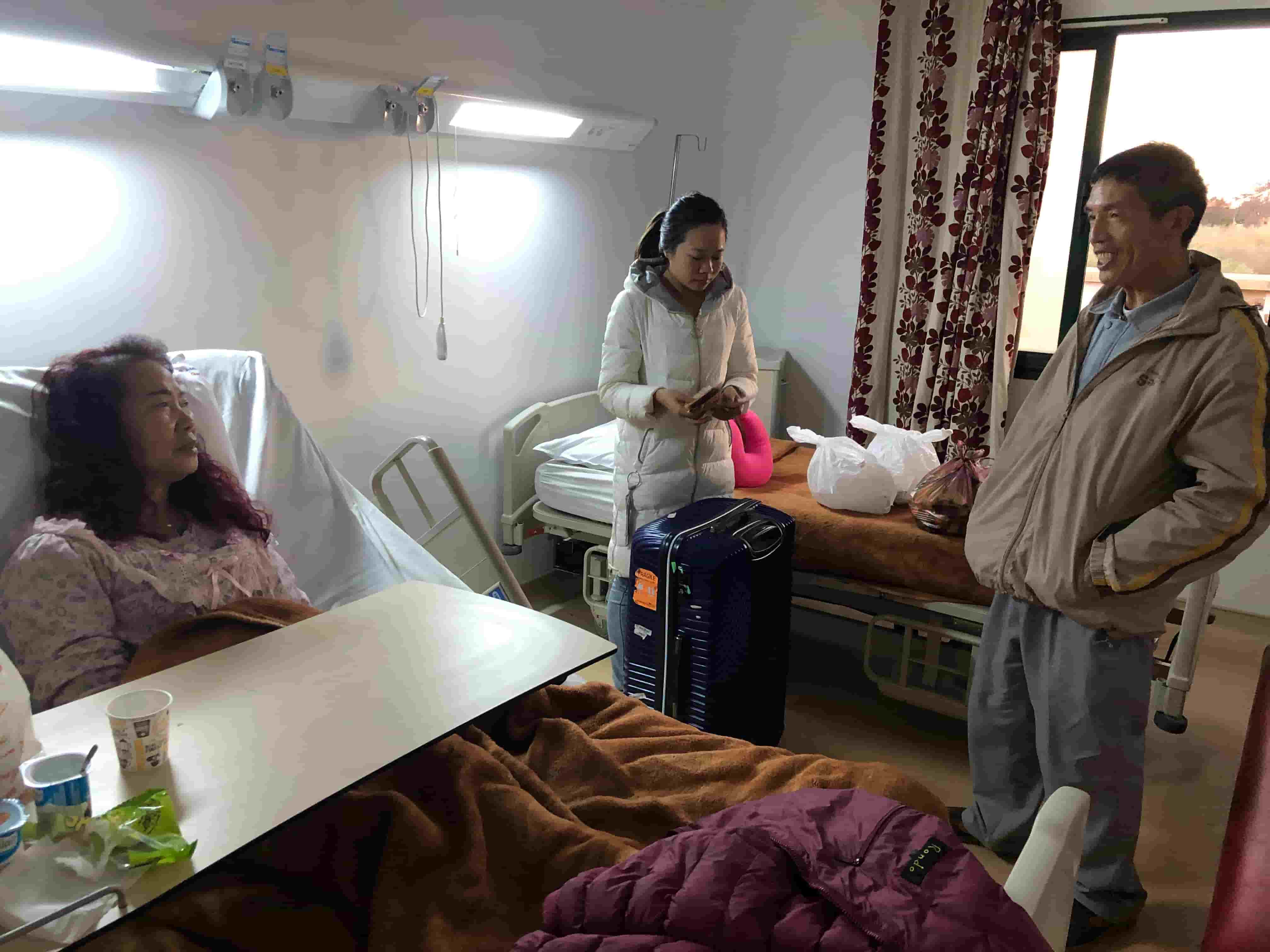 1720598875939 freecompress-2019年4月1日,東華科技突尼斯TSP項(xiàng)目部為中國(guó)老人提供現(xiàn)金和生活物資,并到醫(yī)院慰問